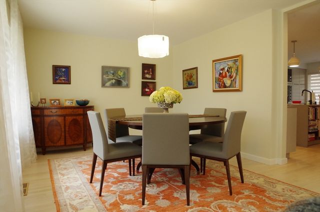 213 Nahanton St 213, Newton, MA 02459