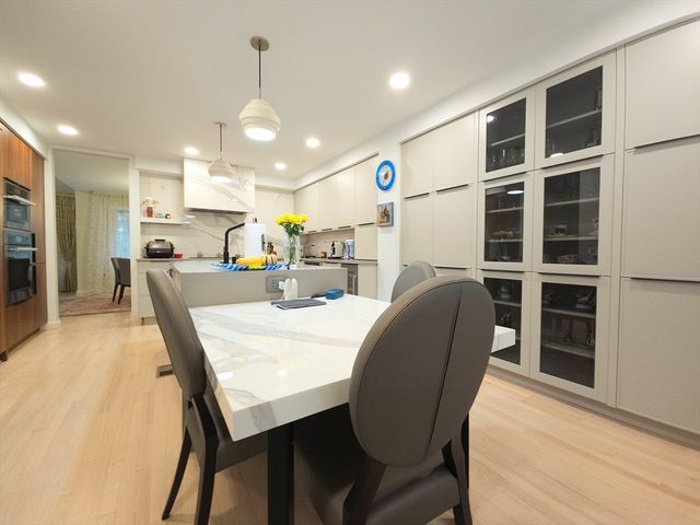 213 Nahanton St 213, Newton, MA 02459