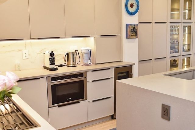 213 Nahanton St 213, Newton, MA 02459