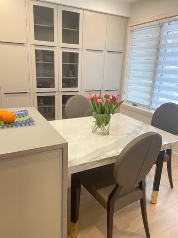 213 Nahanton St 213, Newton, MA 02459