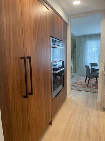 213 Nahanton St 213, Newton, MA 02459