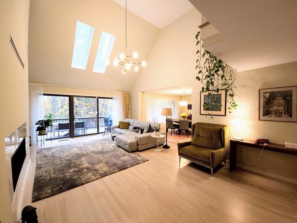 213 Nahanton St 213, Newton, MA 02459