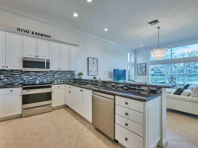 13452 Cordoba Lake Way, Delray Beach, FL 33446