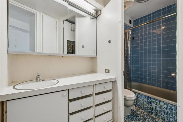 300 N State Street 2527, Chicago, IL 60654