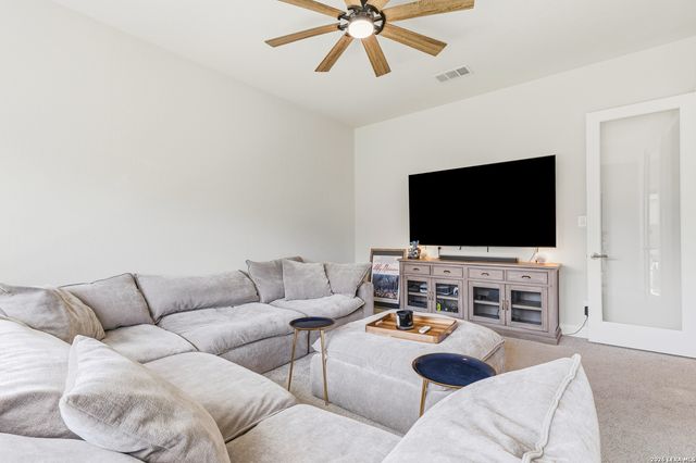 187 Violet Way, Castroville, TX 78009