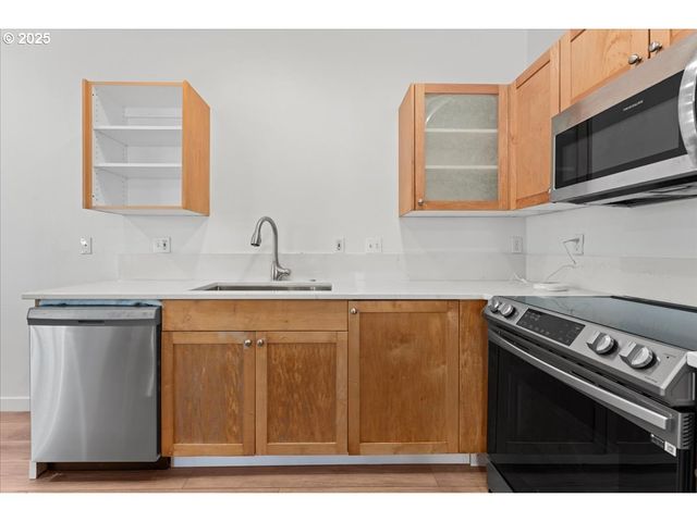 8243 Ne MULTNOMAH St, Portland, OR 97220