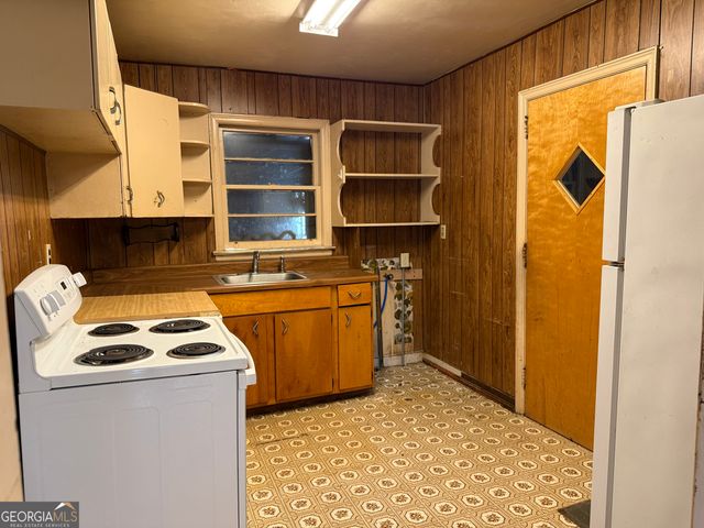 864 Springvalley Dr, Forest Park, GA 30297