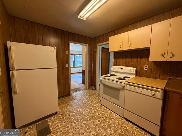 864 Springvalley Dr, Forest Park, GA 30297