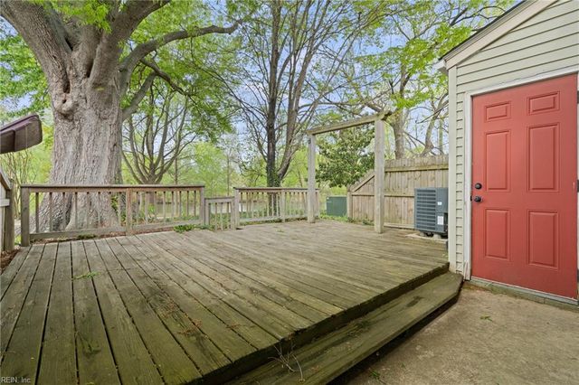 1262 Mill Lake QTR, Chesapeake, VA 23320