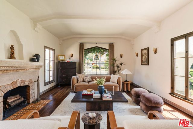 3975 Sutro Avenue, Los Angeles, CA 90008