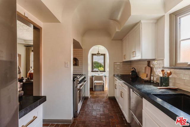 3975 Sutro Avenue, Los Angeles, CA 90008