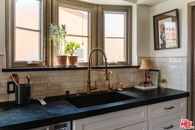 3975 Sutro Avenue, Los Angeles, CA 90008