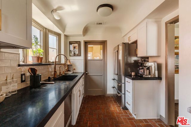 3975 Sutro Avenue, Los Angeles, CA 90008