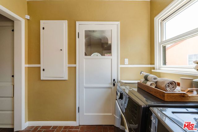 3975 Sutro Avenue, Los Angeles, CA 90008