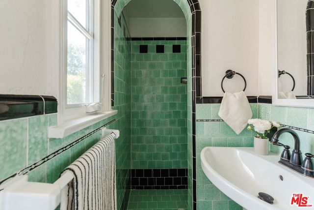 3975 Sutro Avenue, Los Angeles, CA 90008