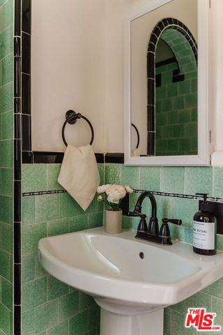 3975 Sutro Avenue, Los Angeles, CA 90008