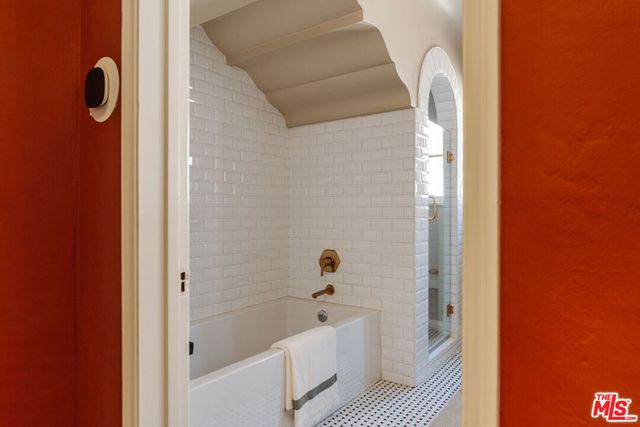 3975 Sutro Avenue, Los Angeles, CA 90008