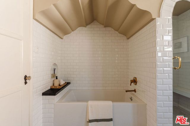 3975 Sutro Avenue, Los Angeles, CA 90008