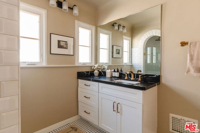 3975 Sutro Avenue, Los Angeles, CA 90008