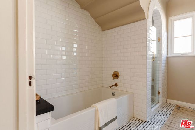 3975 Sutro Avenue, Los Angeles, CA 90008