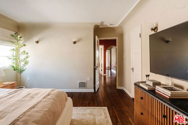 3975 Sutro Avenue, Los Angeles, CA 90008