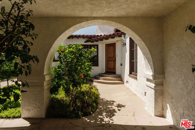 3975 Sutro Avenue, Los Angeles, CA 90008