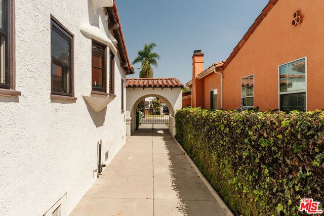 3975 Sutro Avenue, Los Angeles, CA 90008