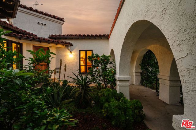 3975 Sutro Avenue, Los Angeles, CA 90008