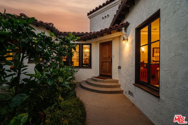 3975 Sutro Avenue, Los Angeles, CA 90008