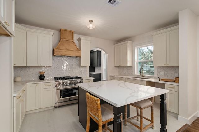 918 Front Street, Columbus, TX 78934