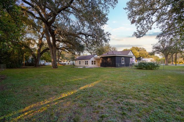 918 Front Street, Columbus, TX 78934