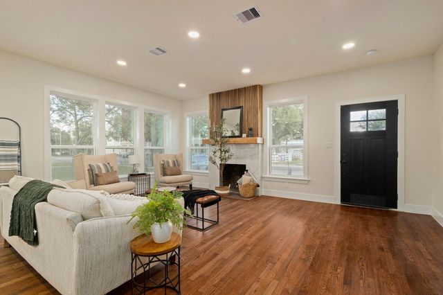 918 Front Street, Columbus, TX 78934