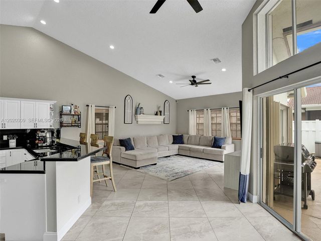 4077 NW 83rd Ln, Coral Springs, FL 33065