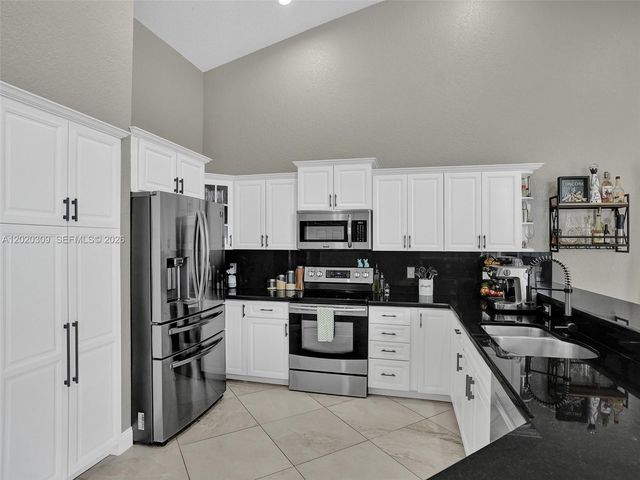 4077 NW 83rd Ln, Coral Springs, FL 33065