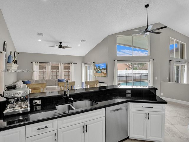 4077 NW 83rd Ln, Coral Springs, FL 33065