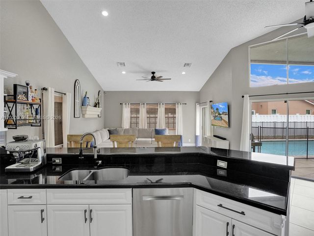 4077 NW 83rd Ln, Coral Springs, FL 33065