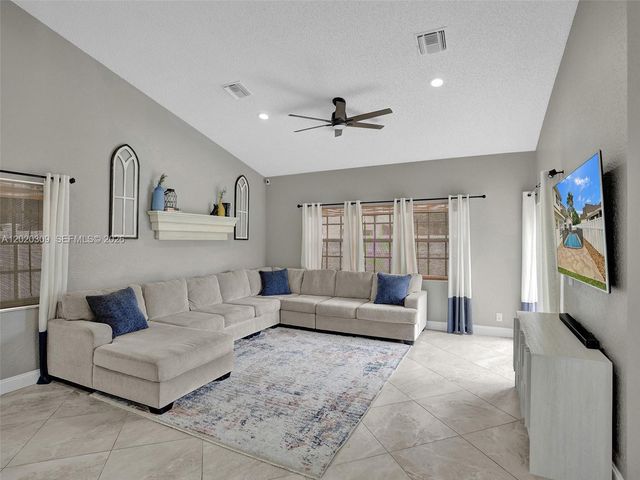 4077 NW 83rd Ln, Coral Springs, FL 33065