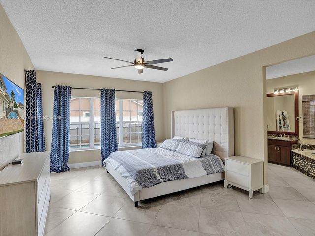 4077 NW 83rd Ln, Coral Springs, FL 33065