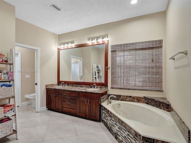 4077 NW 83rd Ln, Coral Springs, FL 33065