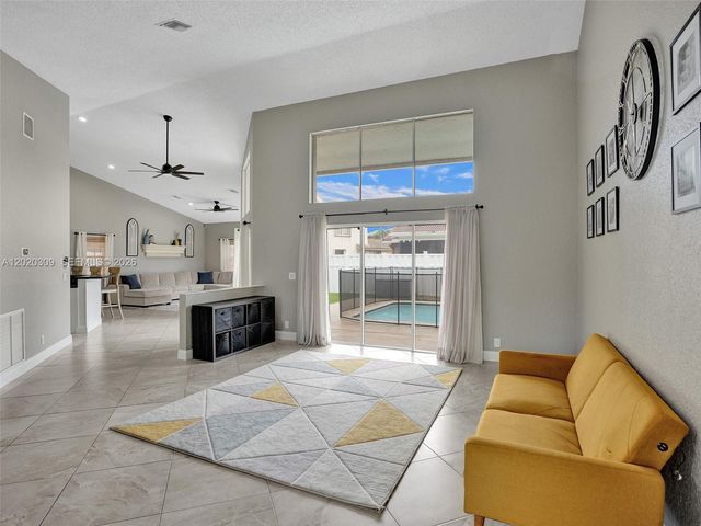 4077 NW 83rd Ln, Coral Springs, FL 33065