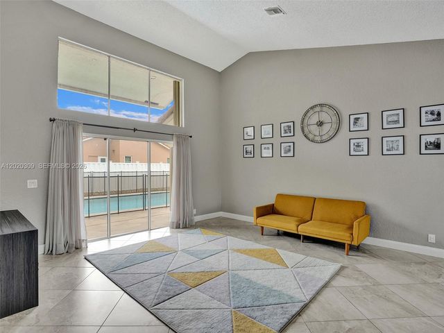 4077 NW 83rd Ln, Coral Springs, FL 33065