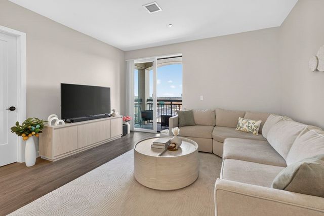 18 Artisan Dr Unit 404, Salem, NH 03079