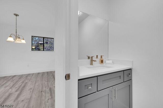 16 Lake Ct, Raritan Twp., NJ 08822