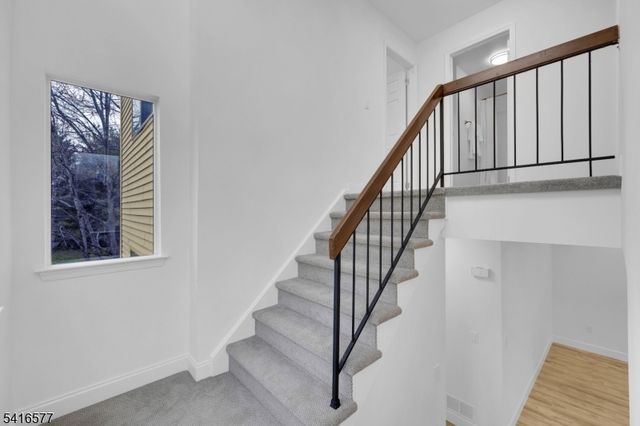 16 Lake Ct, Raritan Twp., NJ 08822