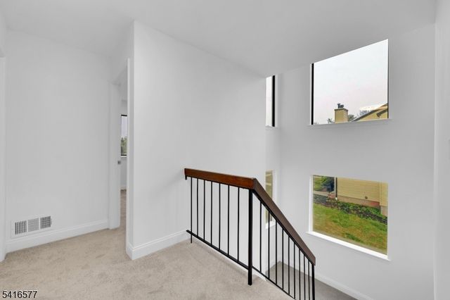 16 Lake Ct, Raritan Twp., NJ 08822