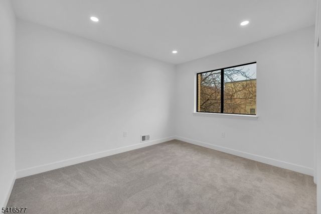 16 Lake Ct, Raritan Twp., NJ 08822