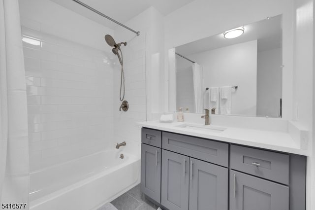 16 Lake Ct, Raritan Twp., NJ 08822