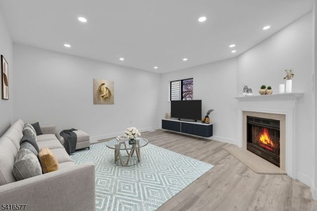 16 Lake Ct, Raritan Twp., NJ 08822