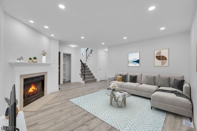 16 Lake Ct, Raritan Twp., NJ 08822