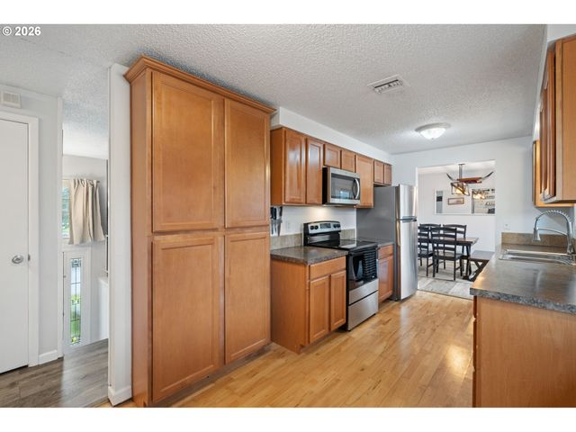 17670 Se EMERALD Dr, Milwaukie, OR 97267